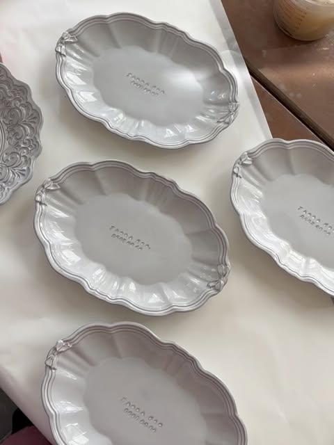 부드러운 곡선과 기념 문구가 새겨진 도자기 접시